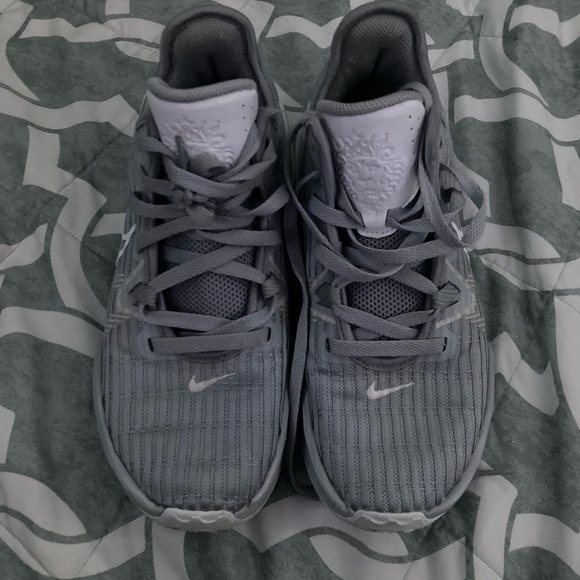 Nike 2022 LeBron Witness 6 Wolf Grey Basketball Shoes - Picture 1 of 3